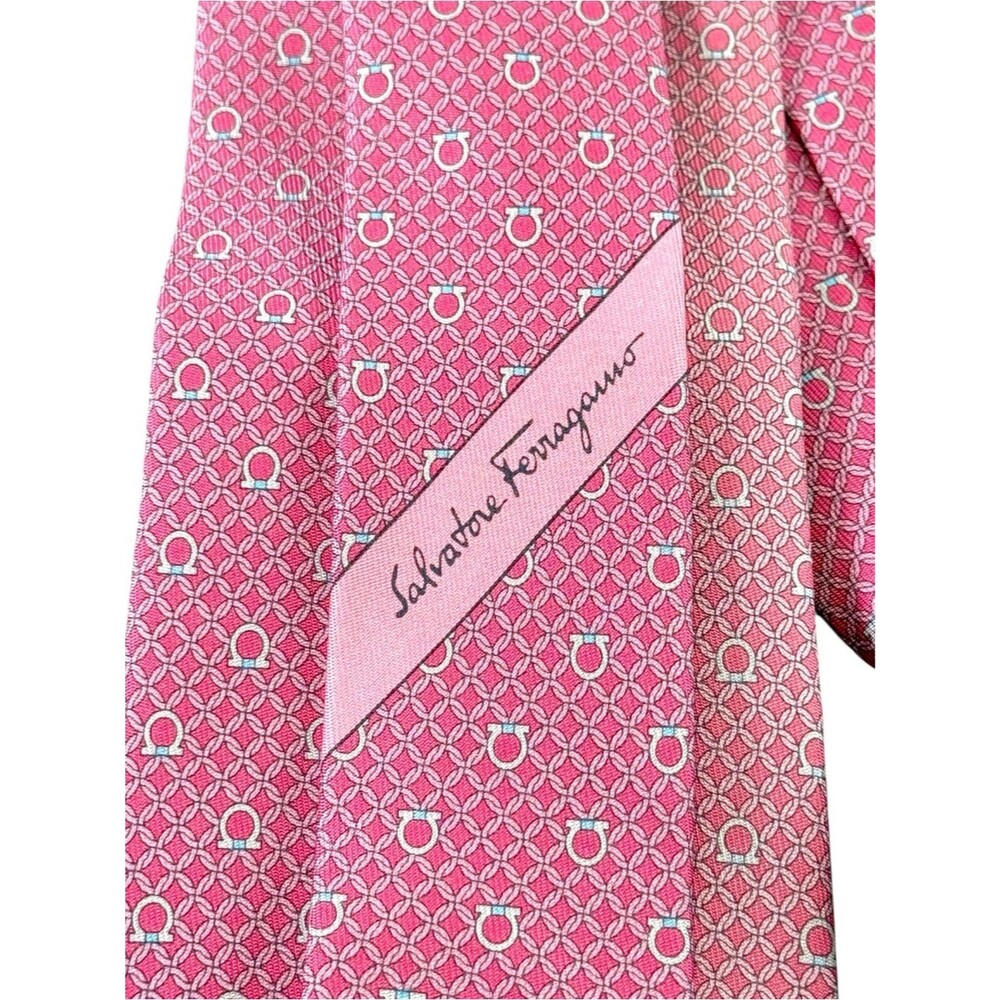 Salvatore Ferragamo 100% Silk Pink Gancini Tie Made in Italy Power Dressing